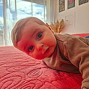 Charly a rejoint le concours — aidez-le/la à gagner de superbes lots ! baby, bed, blanket, child, close_up, cozy, curious, eyes, face, gaze, hair, indoor, infant, pink, portrait, quilt, room, sunlight, sweater, window