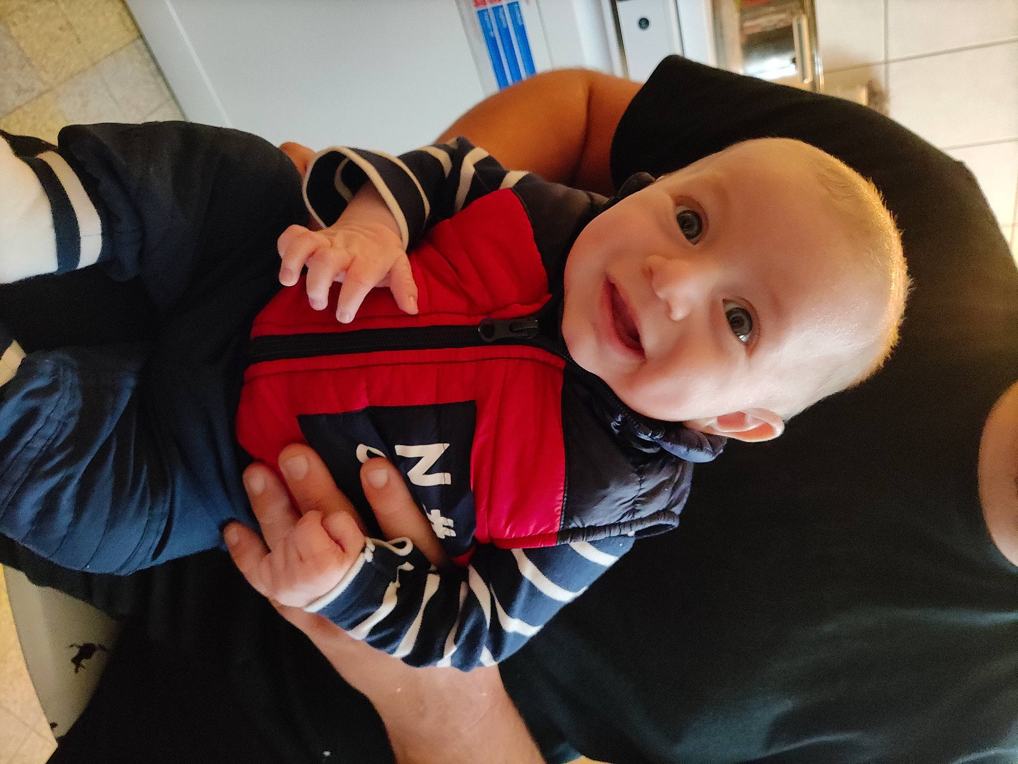 Rydian participe au concours pour gagner de l'argent avec cette photo : baby, baby_toddler_clothing, cheek, comfort, elbow, finger, fun, gesture, happy, human_leg, joint, knee, lap, person, sleeve, smile, t_shirt, thigh, thumb, toddler