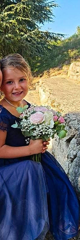 Oksane a rejoint le concours — aidez-le/la à gagner de superbes lots ! beauty, botany, bouquet, clothing, electric_blue, event, flower, flower_arranging, formal_wear, grass, happy, joy, landscape, people_in_nature, person, petal, photograph, pink, plant, rose