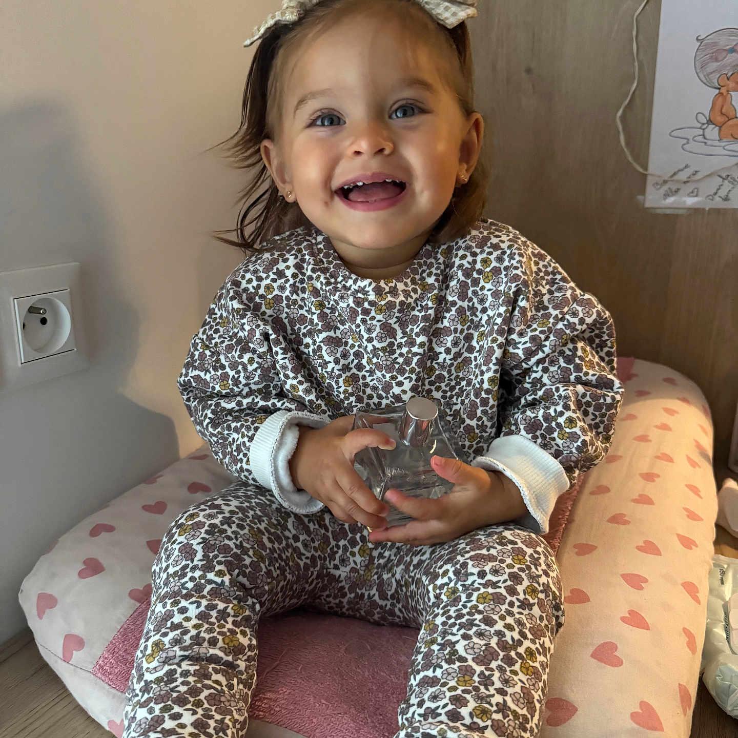 Alba Rosa participe au concours pour gagner de l'argent avec cette photo : baby_shoes, bottle, child, clothing, cushion, cute, floor, furniture, happy, headband, heart_pattern, indoor, long_sleeves, person, portrait, sitting, smile, toddler, wooden_floor, young_child