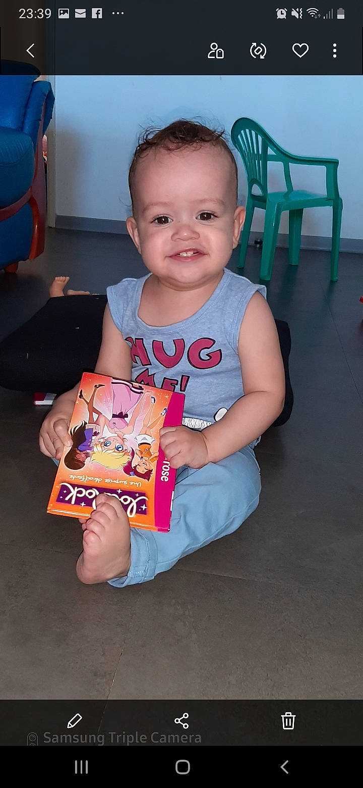 Isaé a rejoint le concours — aidez-le/la à gagner de superbes lots ! baby, baby_toddler_clothing, chair, cheek, child, finger, fun, hand, happy, head, joy, lap, mammal, people, person, sitting, sleeve, smile, standing, t_shirt