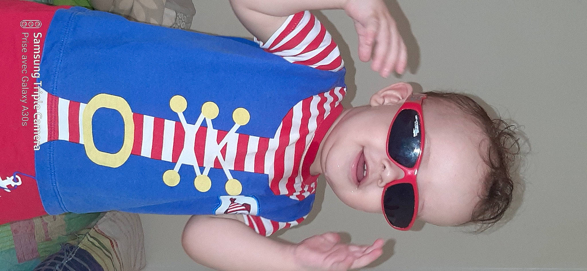 Isaé a rejoint le concours — aidez-le/la à gagner de superbes lots ! arm, elbow, electric_blue, eyewear, finger, flag, flag_of_the_united_states, gesture, glasses, goggles, hand, happy, human_body, organ, person, red, smile, sunglasses, toddler, white