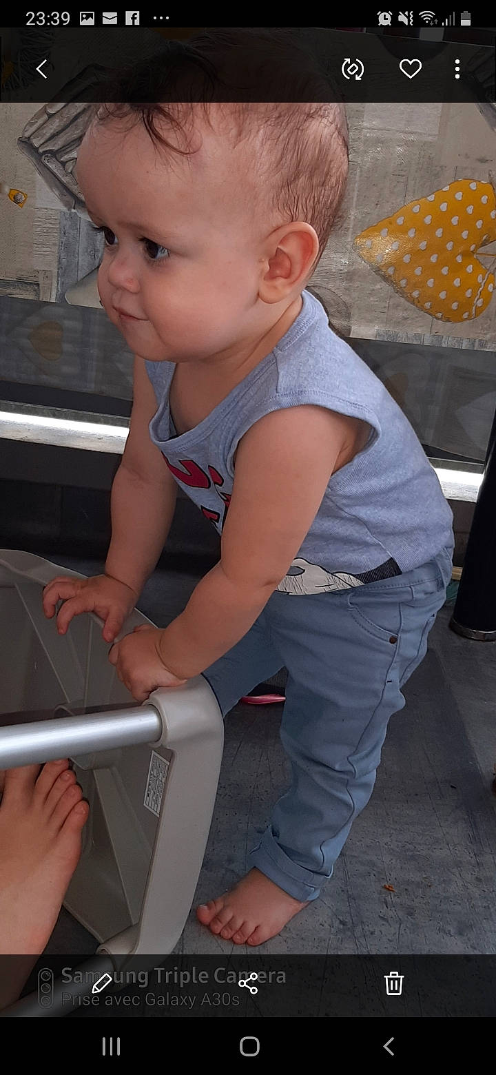 Isaé a rejoint le concours — aidez-le/la à gagner de superbes lots ! baby, baby_toddler_clothing, blond, cheek, child, eye, facial_expression, fun, grass, hairstyle, human_leg, joint, leg, person, product, sitting, skin, snapshot, standing, t_shirt