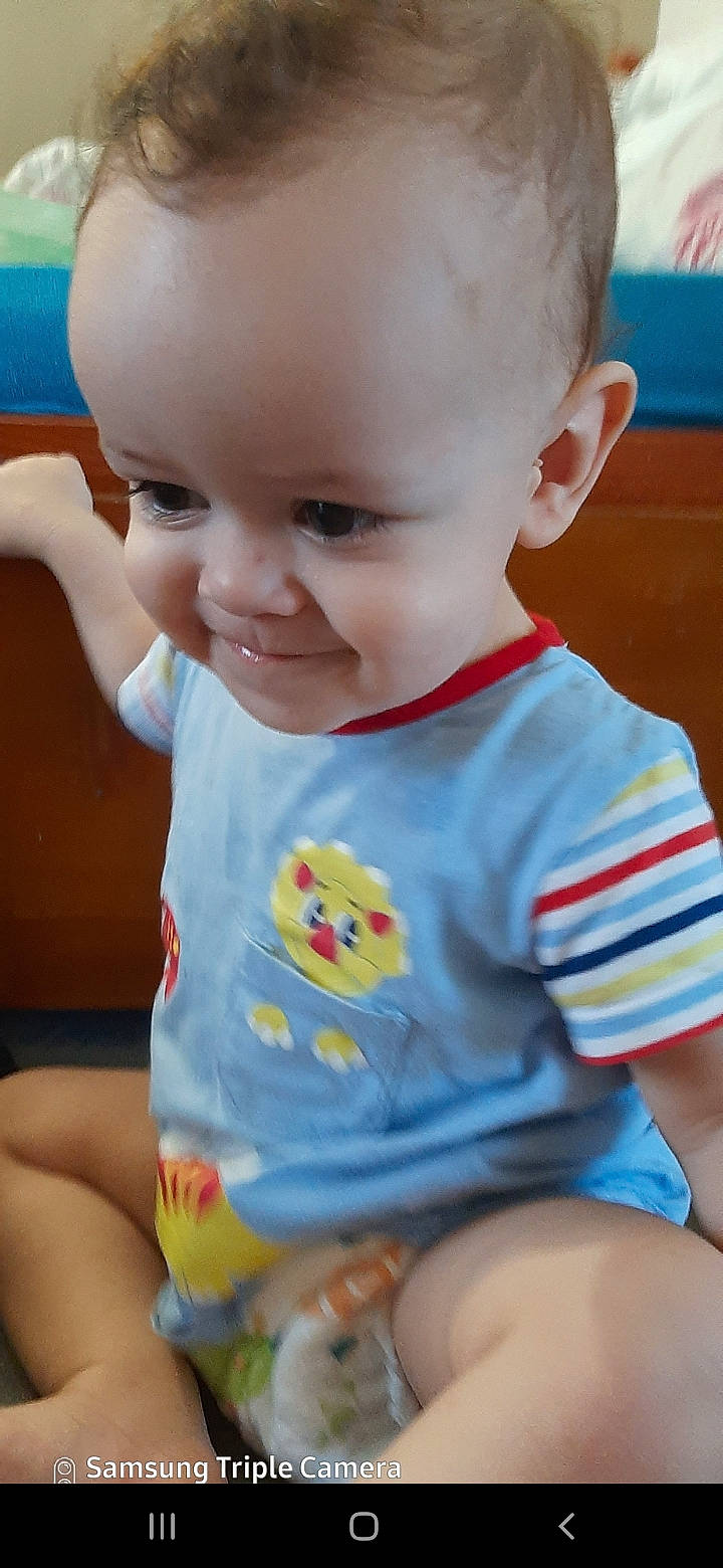 Isaé a rejoint le concours — aidez-le/la à gagner de superbes lots ! arm, baby_toddler_clothing, blue, cheek, chin, face, facial_expression, hairstyle, hand, happy, head, human_body, joy, mouth, nose, organ, person, product, skin, sleeve