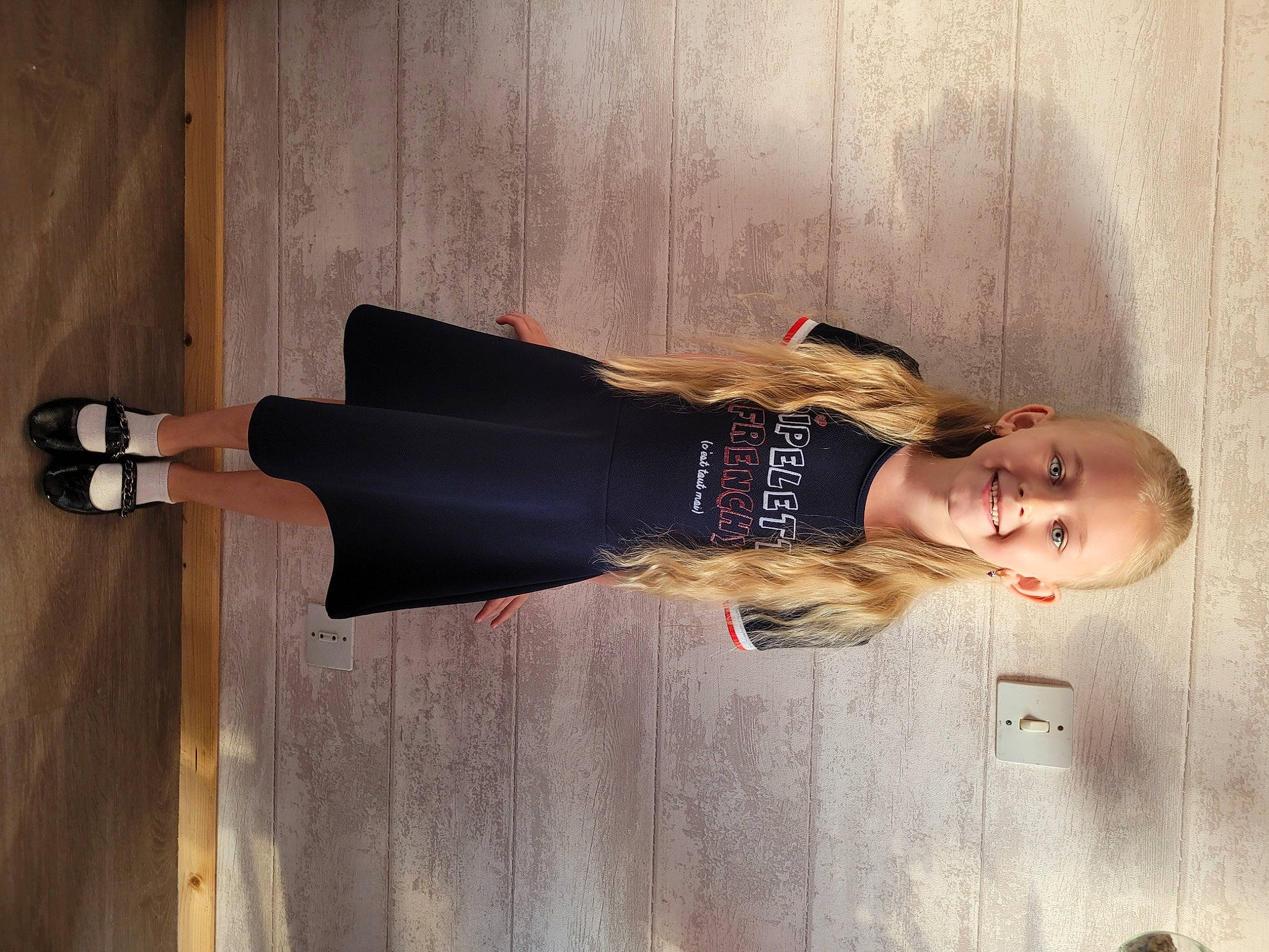 Nina participe au concours pour gagner de l'argent avec cette photo : day_dress, dress, elbow, happy, hardwood, human_leg, joy, knee, pattern, person, room, sitting, sleeve, thigh, tints_and_shades, waist, wood, wrist