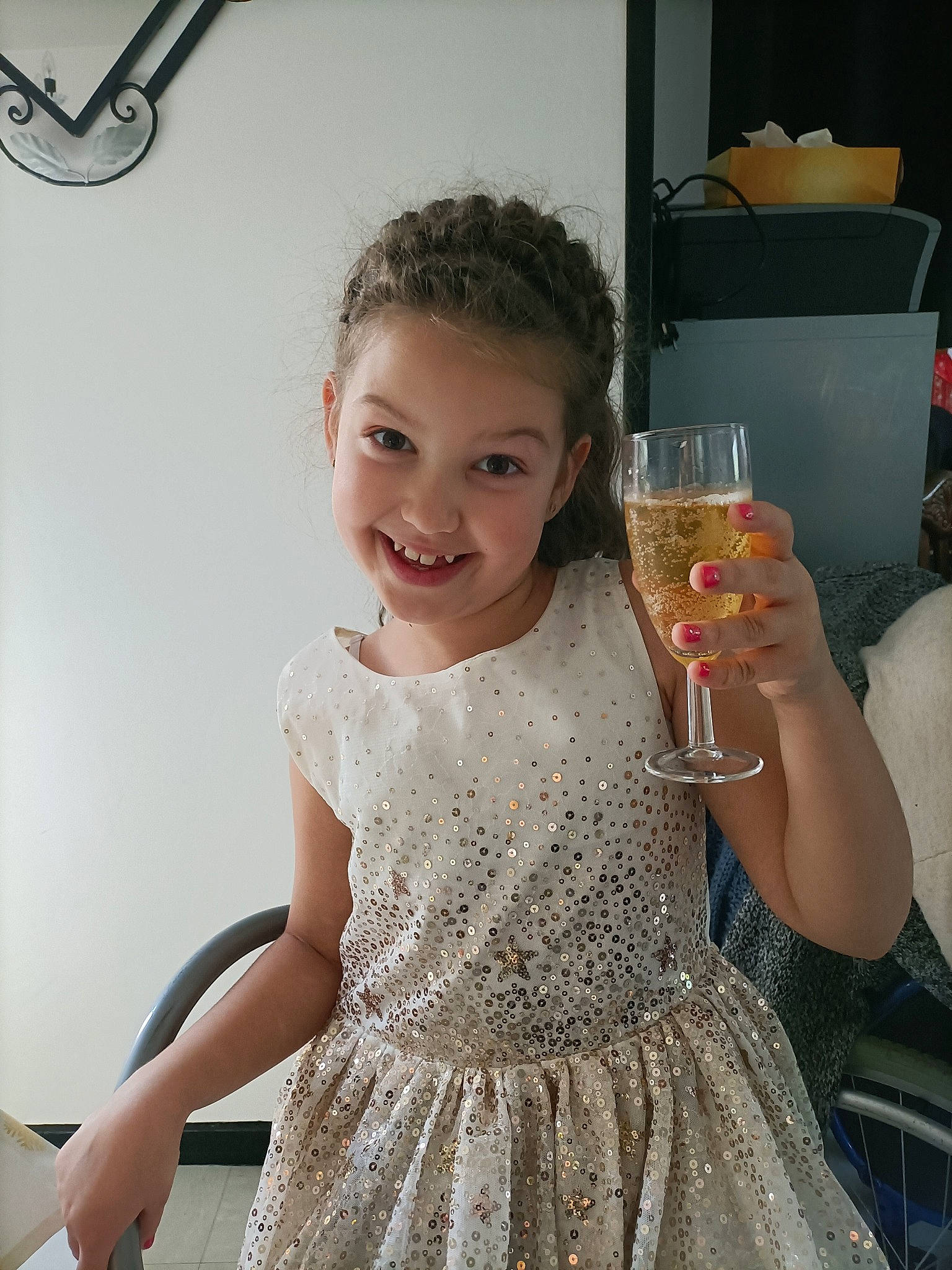 Lynna participe au concours pour gagner de l'argent avec cette photo : beauty, champagne_stemware, day_dress, dress, drinkware, event, fashion, fashion_design, flash_photography, fun, hairstyle, happy, joint, joy, person, shoulder, smile, stemware, tableware, waist