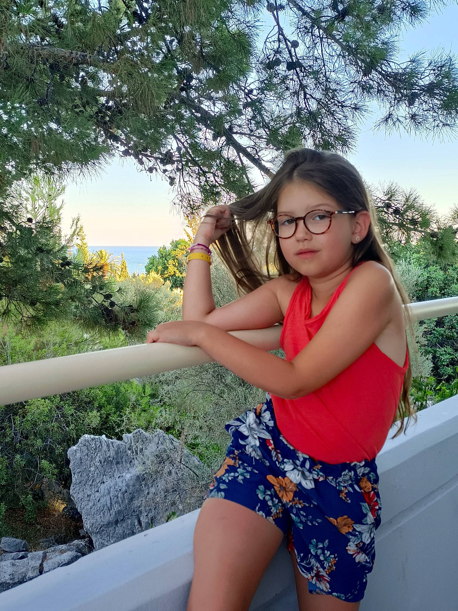 Lynna a rejoint le concours — aidez-le/la à gagner de superbes lots ! black_hair, eyewear, facial_expression, flash_photography, glasses, grass, happy, jean_short, joint, leisure, people_in_nature, person, plant, shoulder, sky, summer, sunlight, thigh, tree, vision_care