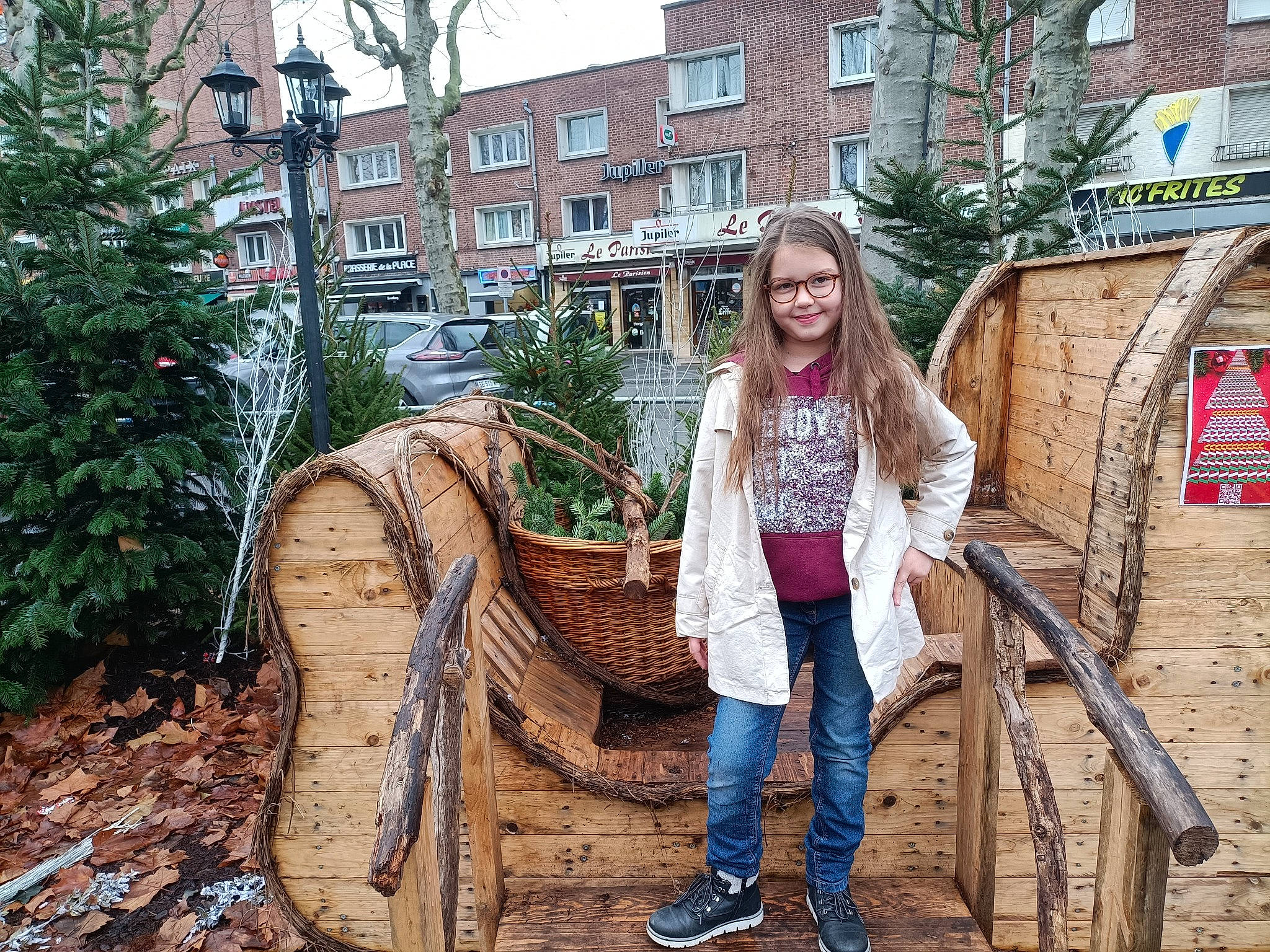 Lynna a rejoint le concours — aidez-le/la à gagner de superbes lots ! bag, basket, brick, building, conifer, grass, handbag, house, joy, ladder, landscape, leisure, luggage_and_bags, person, plant, soil, travel, tree, trunk, window
