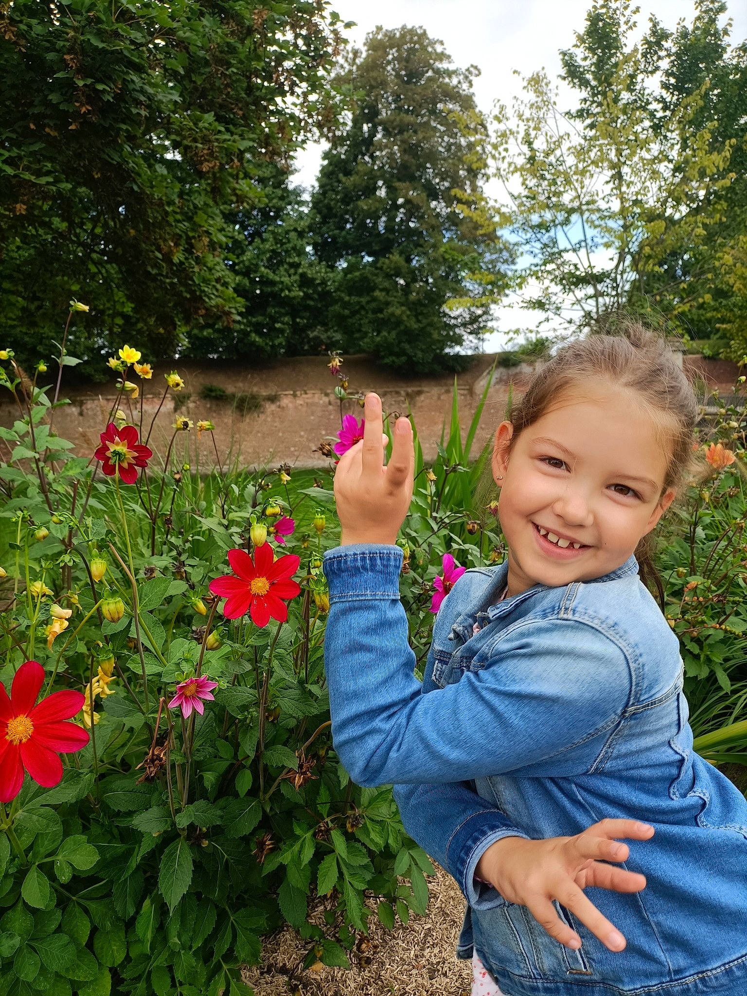 Lynna a rejoint le concours — aidez-le/la à gagner de superbes lots ! annual_plant, botany, flower, flowering_plant, gesture, grass, groundcover, happy, jeans, joy, landscape, leisure, meadow, people_in_nature, person, petal, plant, shrub, sky, smile