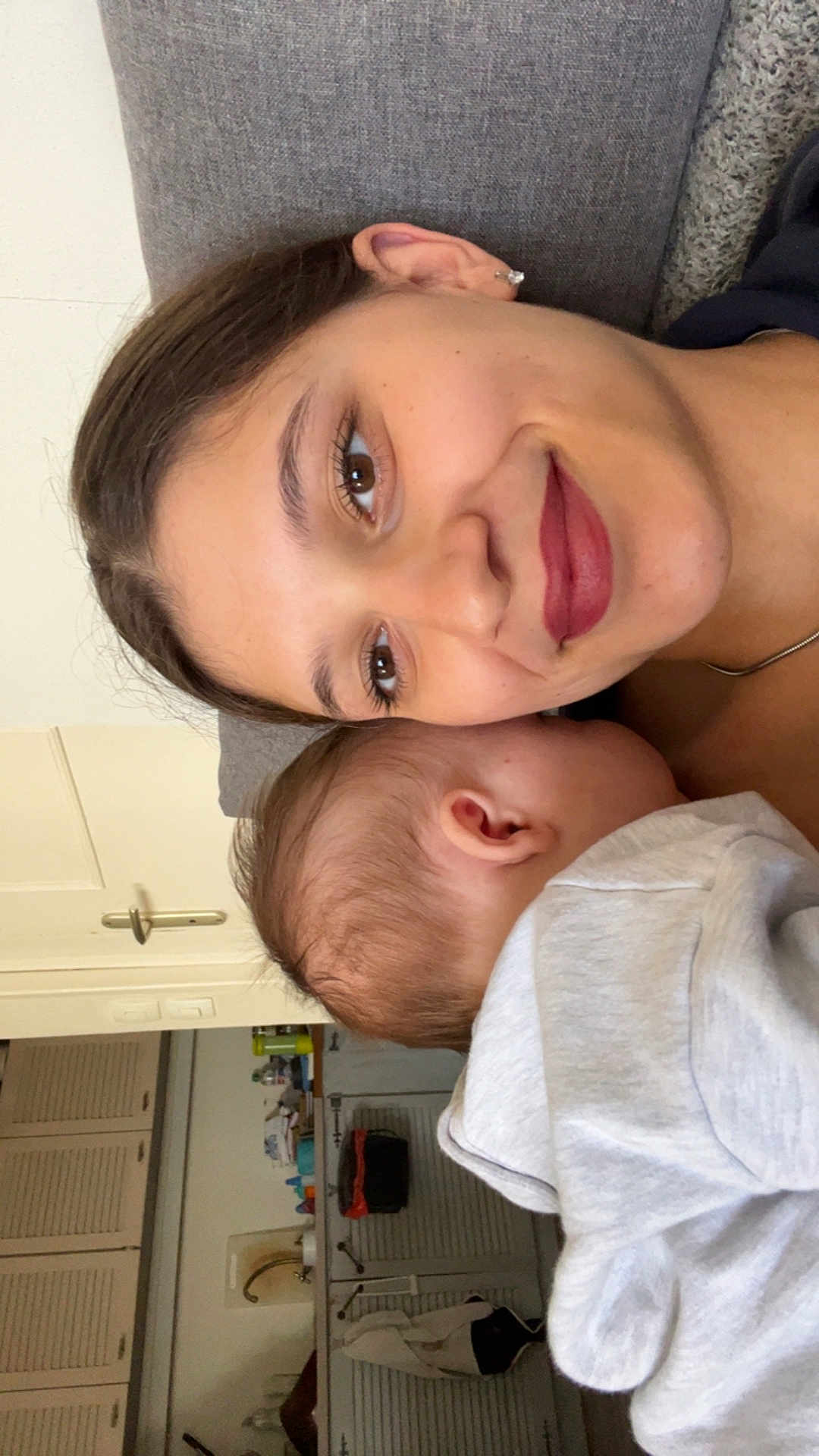 Inacio participe au concours pour gagner de l'argent avec cette photo : woman, baby, couch, smile, face, head, hair, earring, clothing, interior, door, cabinet, kitchen, bonding, resting, peaceful, love, family, portrait, relaxation