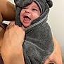 Inacio participe au concours pour gagner de l'argent avec cette photo : baby, child, cute, expression, face, fluffy, gray, hands, happy, head, holding, indoor, infant, person, skin, smile, soft, towel, warm, wrapped