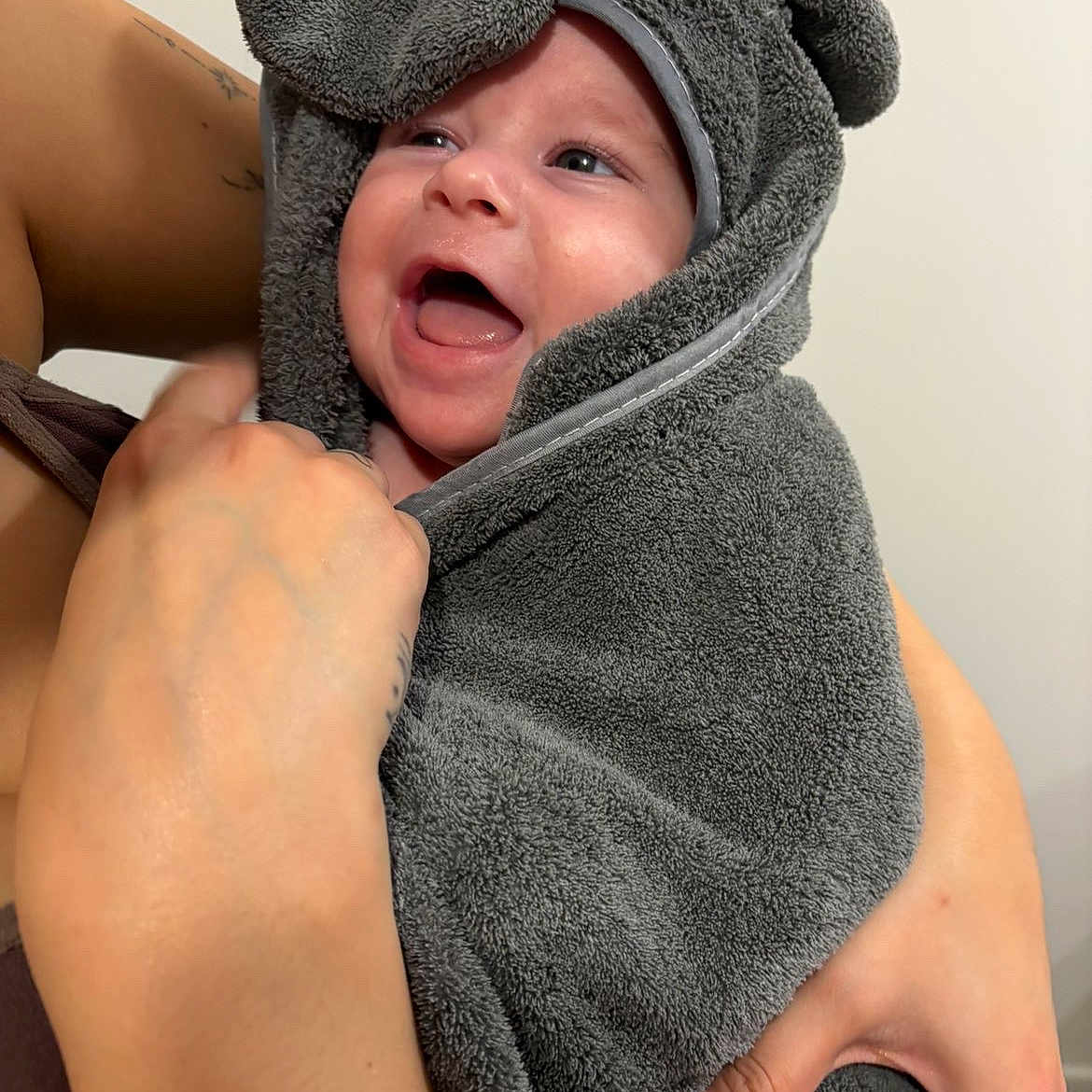 Inacio participe au concours pour gagner de l'argent avec cette photo : baby, child, cute, expression, face, fluffy, gray, hands, happy, head, holding, indoor, infant, person, skin, smile, soft, towel, warm, wrapped