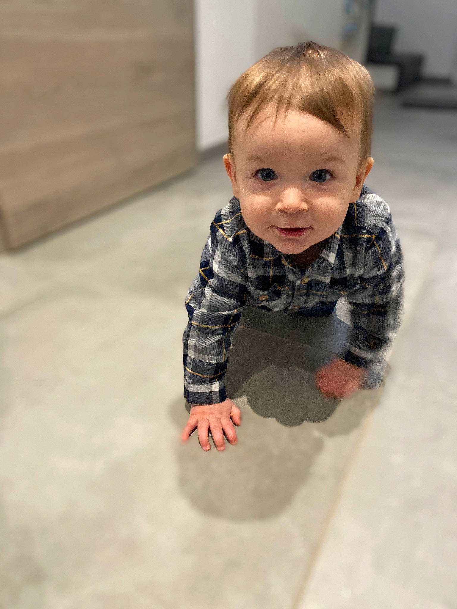 Aaron a rejoint le concours — aidez-le/la à gagner de superbes lots ! baby, baby_toddler_clothing, cheek, child, crawling, floor, flooring, fun, hair, happy, hardwood, pattern, person, room, sitting, sleeve, smile, t_shirt, toddler, wood