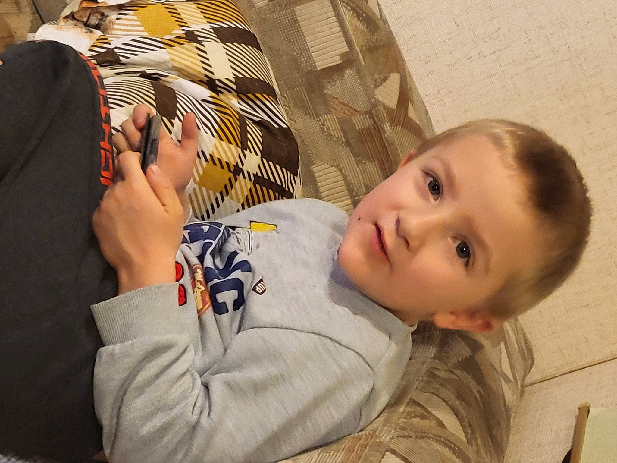 Isaac a rejoint le concours — aidez-le/la à gagner de superbes lots ! child, comfort, cool, couch, elbow, eyewear, fashion_accessory, gesture, grass, happy, human_body, human_leg, linens, nail, pattern, person, sitting, smile, toddler, wrist