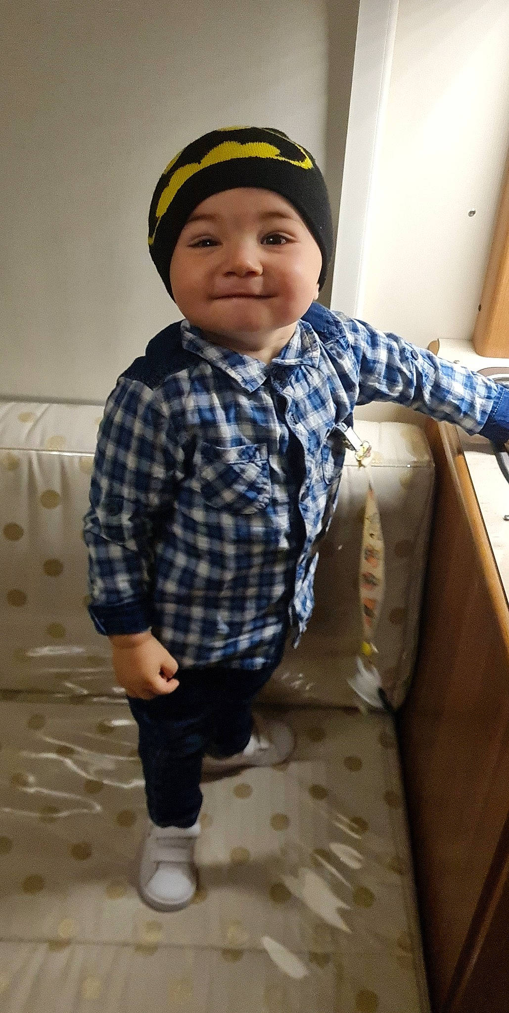 Andy participe au concours pour gagner de l'argent avec cette photo : baby, baby_toddler_clothing, cap, collar, comfort, dress_shirt, face, happy, head, headwear, joy, leg, outerwear, people, person, plaid, shoe, sleeve, smile, standing