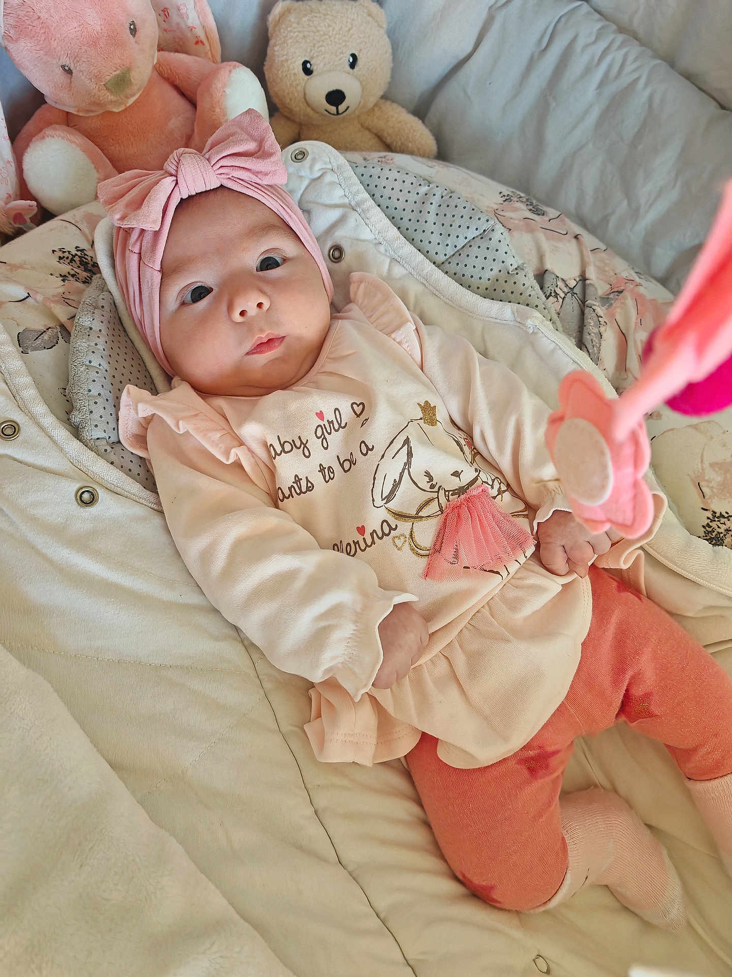 Evye a rejoint le concours — aidez-le/la à gagner de superbes lots ! baby, infant, child, pink_clothing, headband, teddy_bear, plush_toy, bed, blanket, soft_toys, cute, wide_eyes, curious, indoors, young, sleepwear, girl, toy, comfort, resting