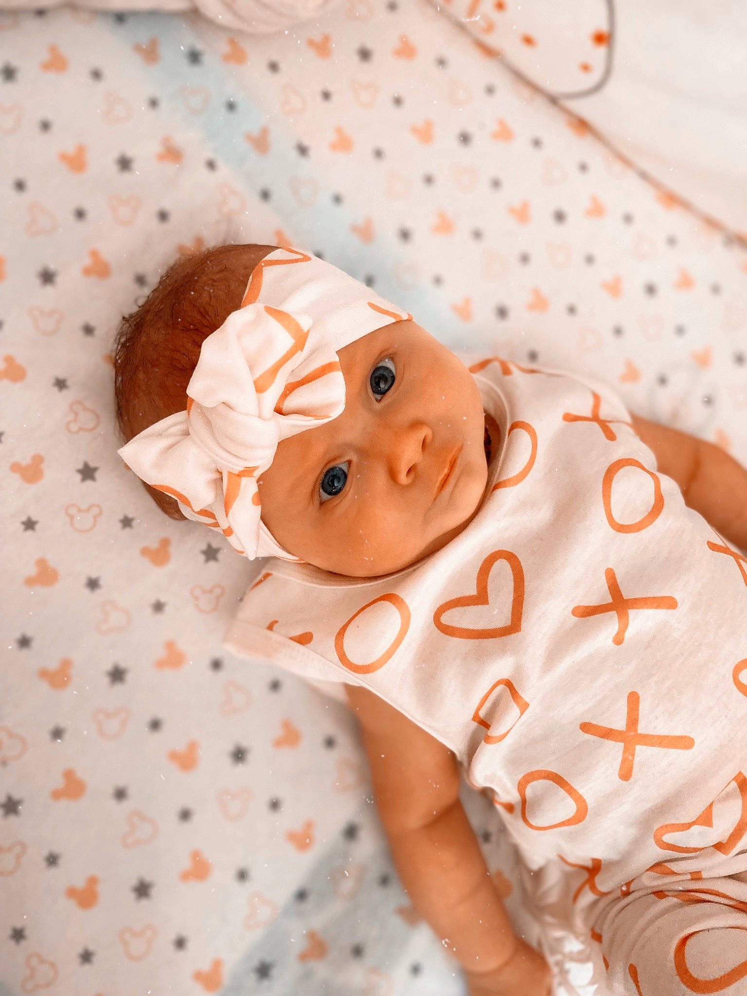 Jêyne participe au concours pour gagner de l'argent avec cette photo : baby, baby_sleeping, baby_toddler_clothing, birth, blanket, child, headgear, headwear, linens, orange, person, skin, textile, toddler