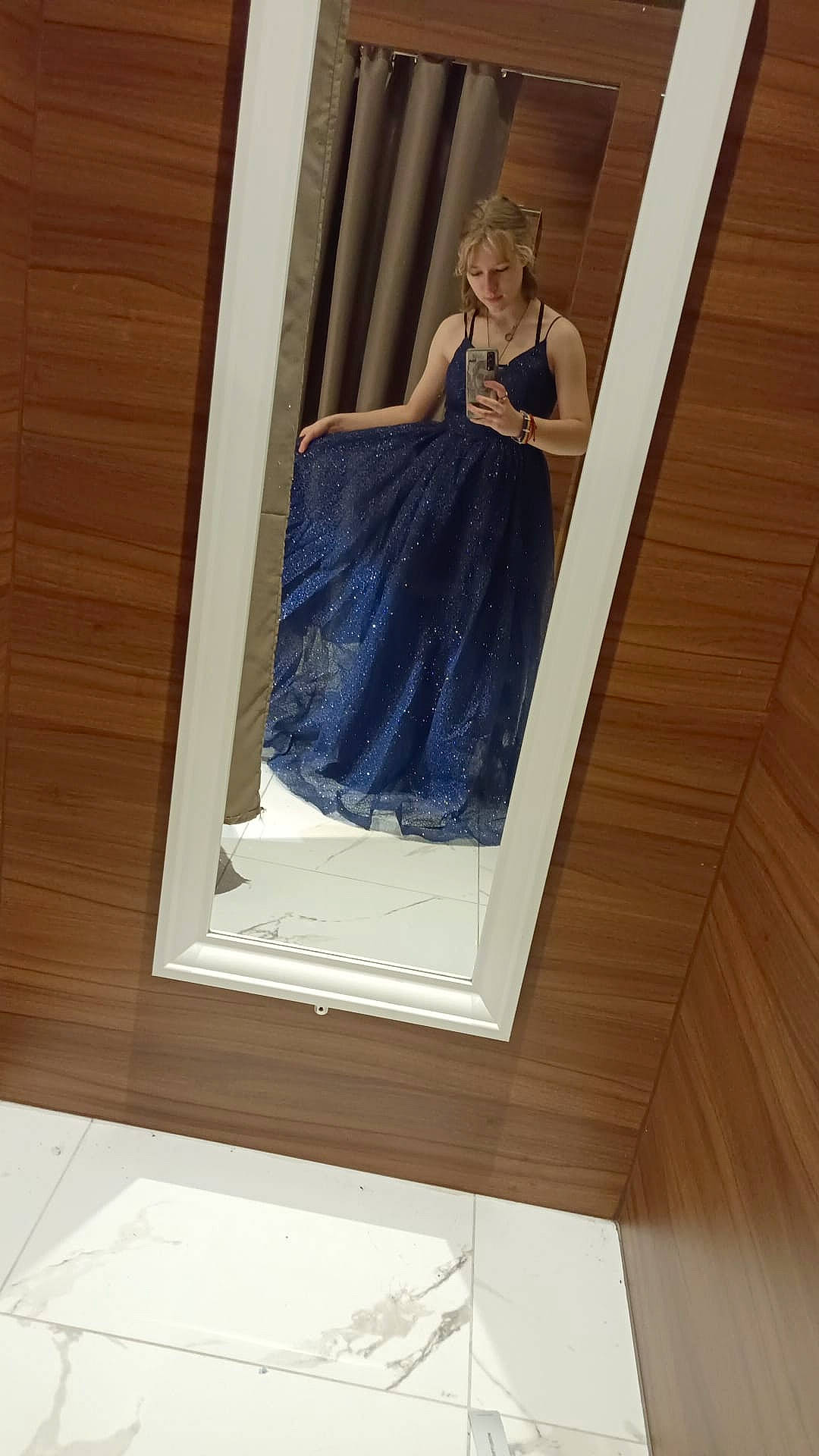 Camille a rejoint le concours — aidez-le/la à gagner de superbes lots ! art, bridal_accessory, bridal_party_dress, cocktail_dress, door, dress, electric_blue, fashion_design, flash_photography, formal_wear, gown, hardwood, pattern, person, picture_frame, rectangle, room, visual_arts, waist, window