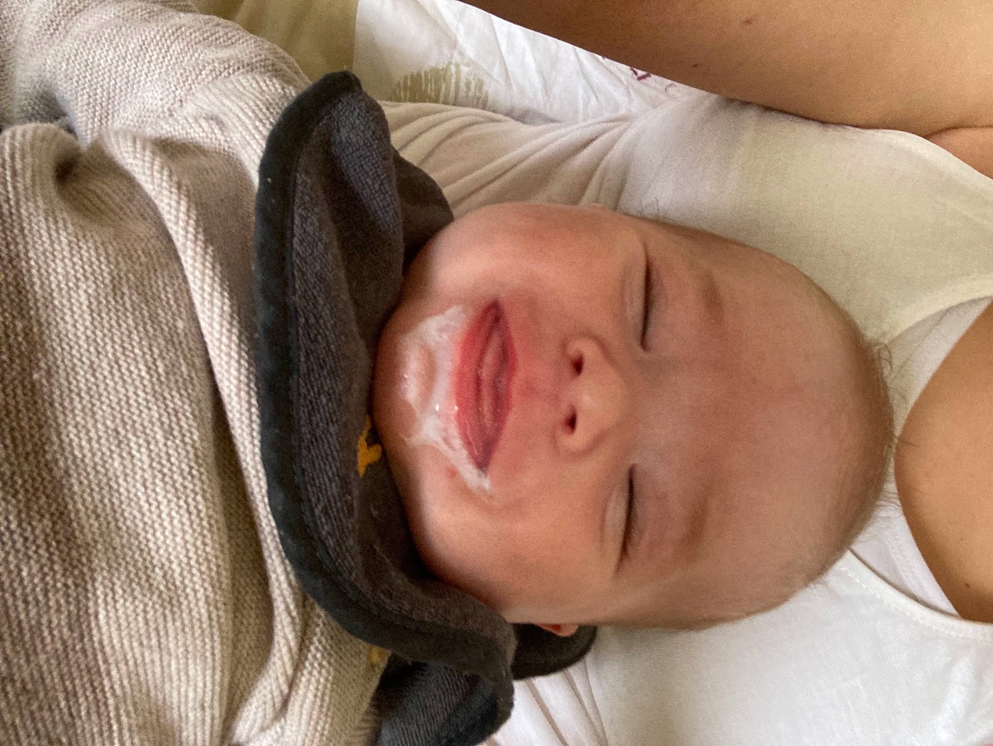 Noé a rejoint le concours — aidez-le/la à gagner de superbes lots ! baby, cheek, child, chin, comfort, eyebrow, eyelash, facial_expression, finger, gesture, hand, linens, lip, mammal, mouth, neck, nose, person, skin, textile