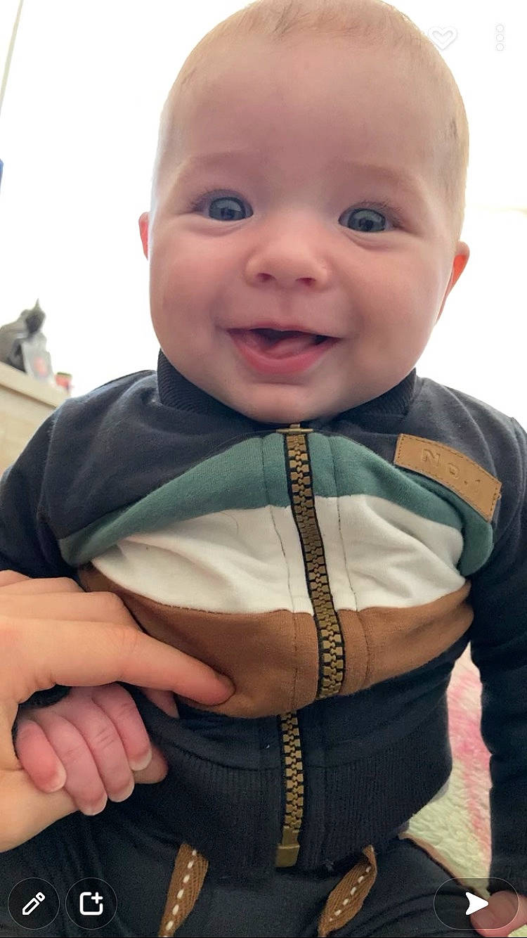 Noé a rejoint le concours — aidez-le/la à gagner de superbes lots ! baby, baby_toddler_clothing, cheek, cool, finger, gesture, hand, happy, human_body, iris, neck, nose, outerwear, people, person, shoulder, skin, sleeve, smile, thumb