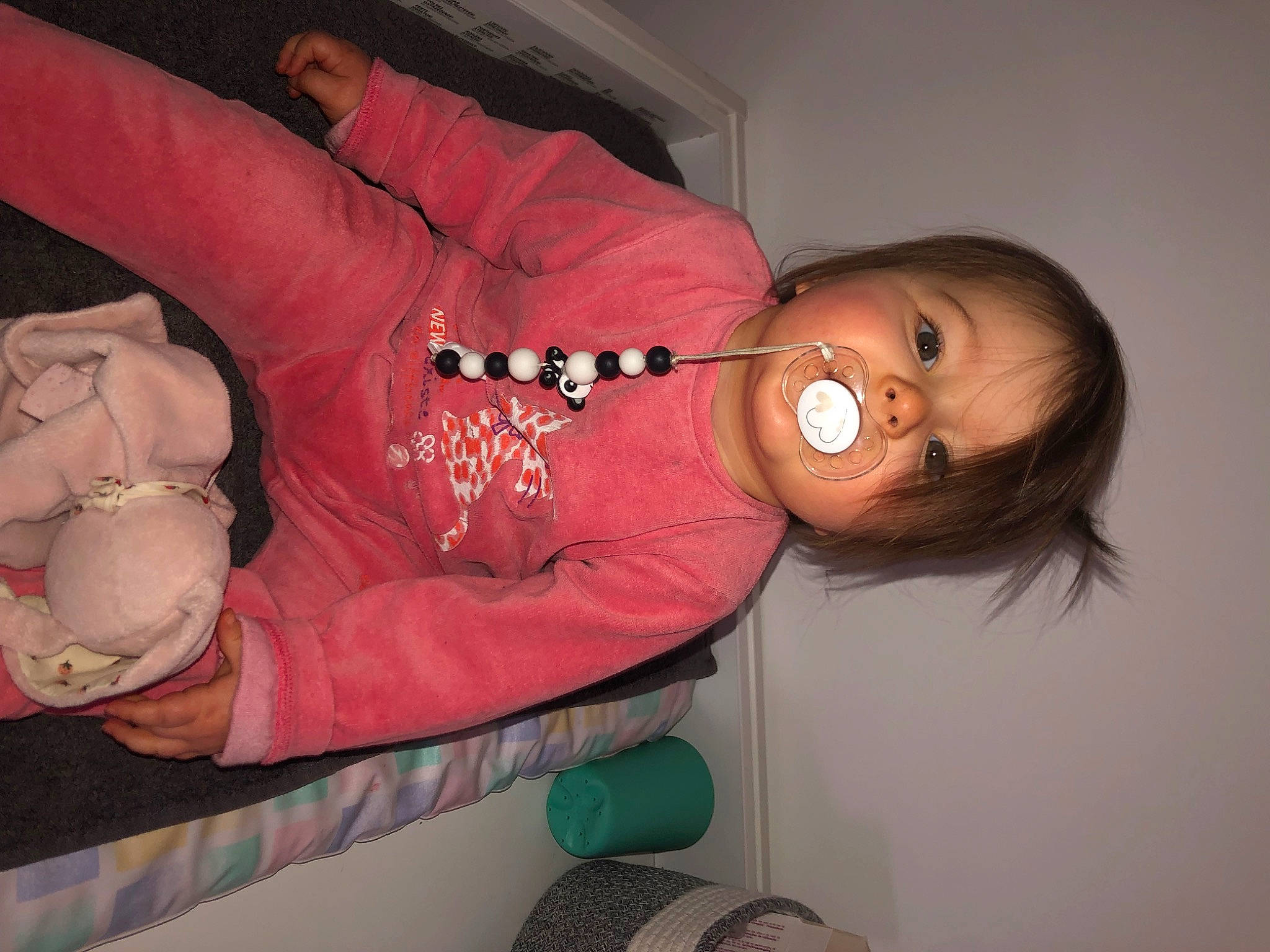 Zoé participe au concours pour gagner de l'argent avec cette photo : arm, baby, baby_toddler_clothing, cheek, child, comfort, elbow, eyelash, finger, fun, head, lipstick, mouth, neck, person, room, sleeve, throat, thumb, toddler