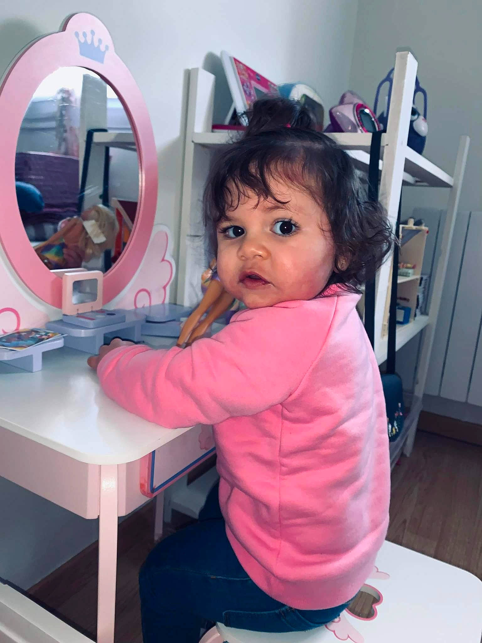 Thalia a rejoint le concours — aidez-le/la à gagner de superbes lots ! arm, audio_equipment, chair, child, electronic_device, fun, gadget, happy, magenta, mirror, person, personal_protective_equipment, pink, play, room, skin, standing, t_shirt, table, technology