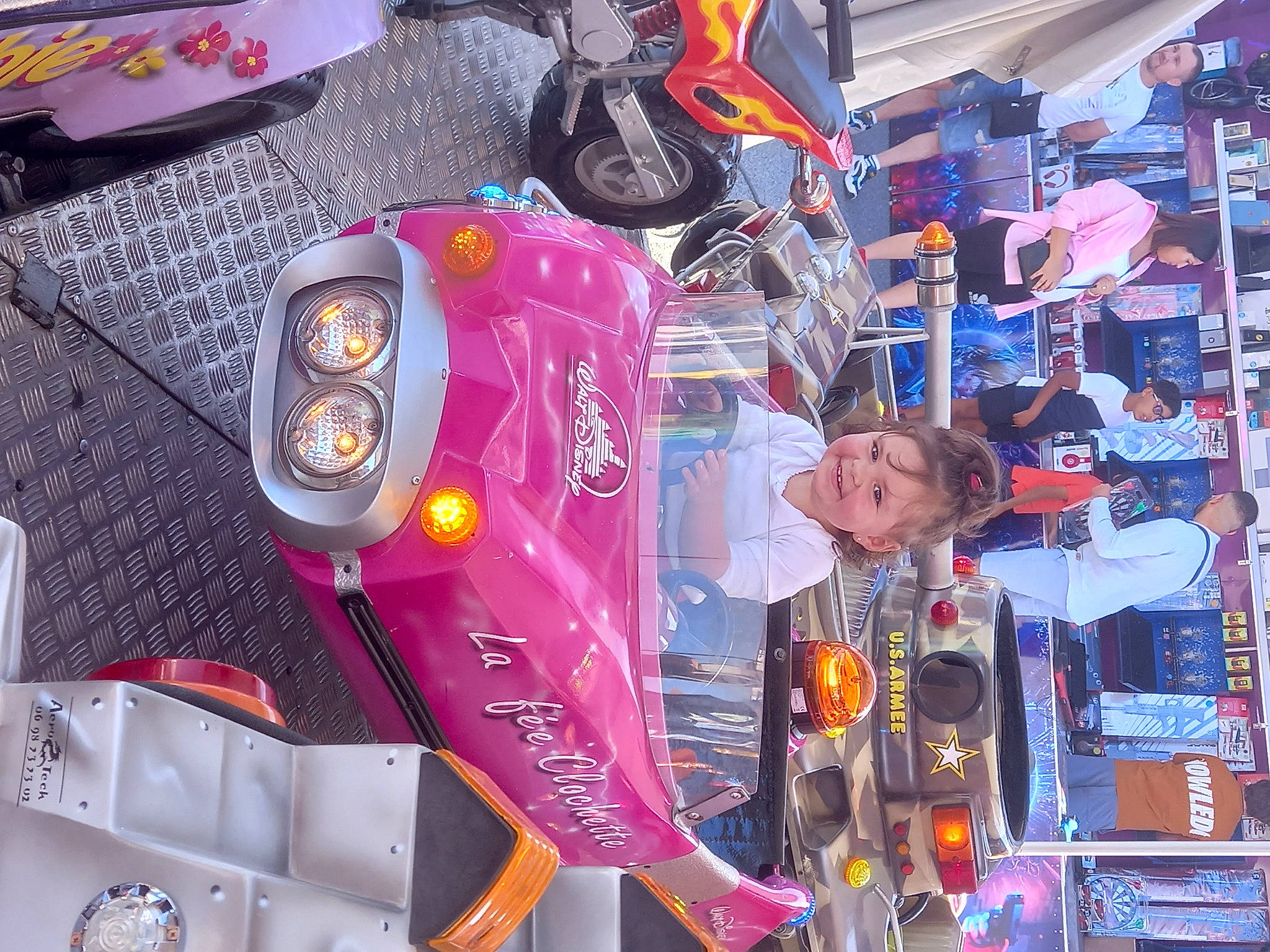 Thalia a rejoint le concours — aidez-le/la à gagner de superbes lots ! auto_part, automotive_design, automotive_exterior, automotive_lighting, automotive_tail_brake_light, bumper, car, event, hat, headlamp, hood, joy, machine, motor_vehicle, person, personal_luxury_car, tire, toy, trunk, vehicle