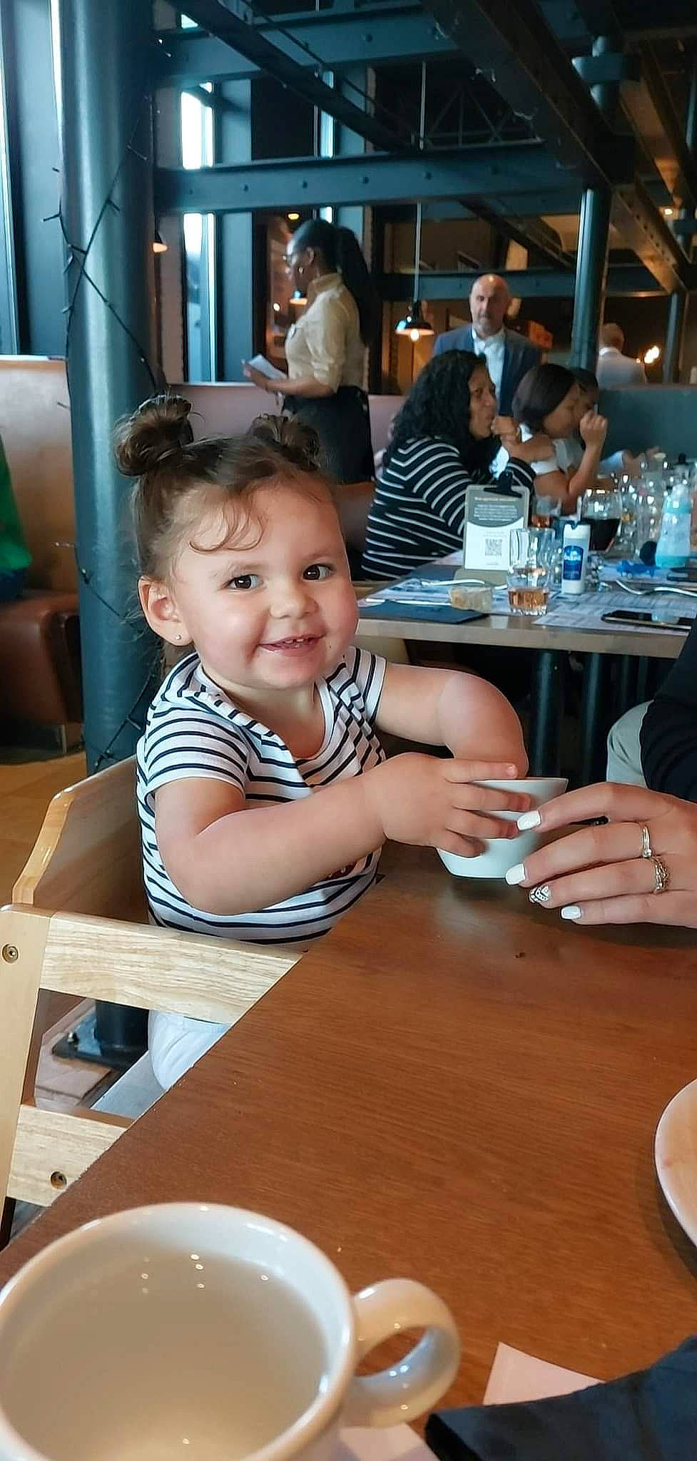 Thalia participe au concours pour gagner de l'argent avec cette photo : barware, chair, child, drink, drinkware, event, fun, happy, joy, kitchen_dining_room_table, leisure, person, plate, saucer, serveware, sitting, smile, t_shirt, table, tableware