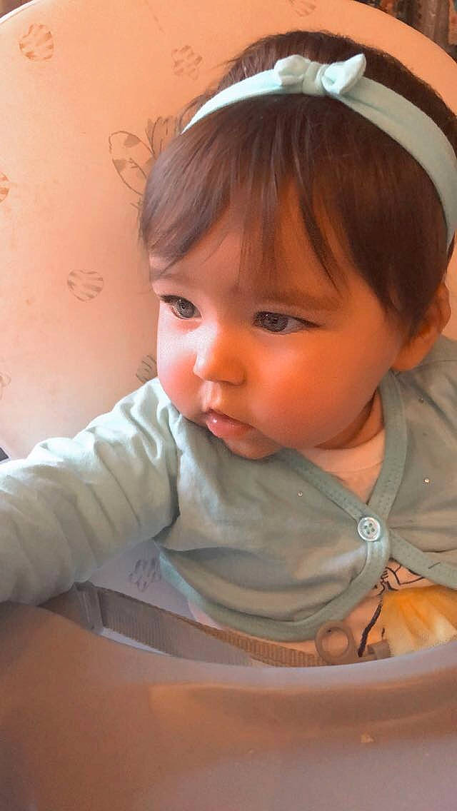 Lyvia participe au concours pour gagner de l'argent avec cette photo : baby_toddler_clothing, cheek, chin, ear, eye, eyebrow, eyelash, forehead, hair, hairstyle, head, human_body, iris, lip, mouth, neck, nose, person, skin, sleeve