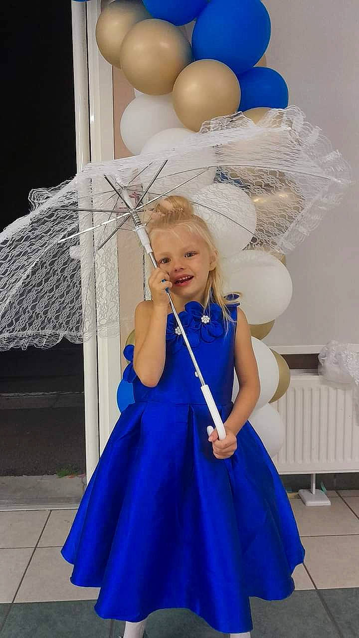 Julia participe au concours pour gagner de l'argent avec cette photo : azure, balloon, beauty, blue, dress, electric_blue, event, fashion_design, formal_wear, happy, hat, headgear, joy, party_supply, person, photograph, pink, shoulder, smile, standing