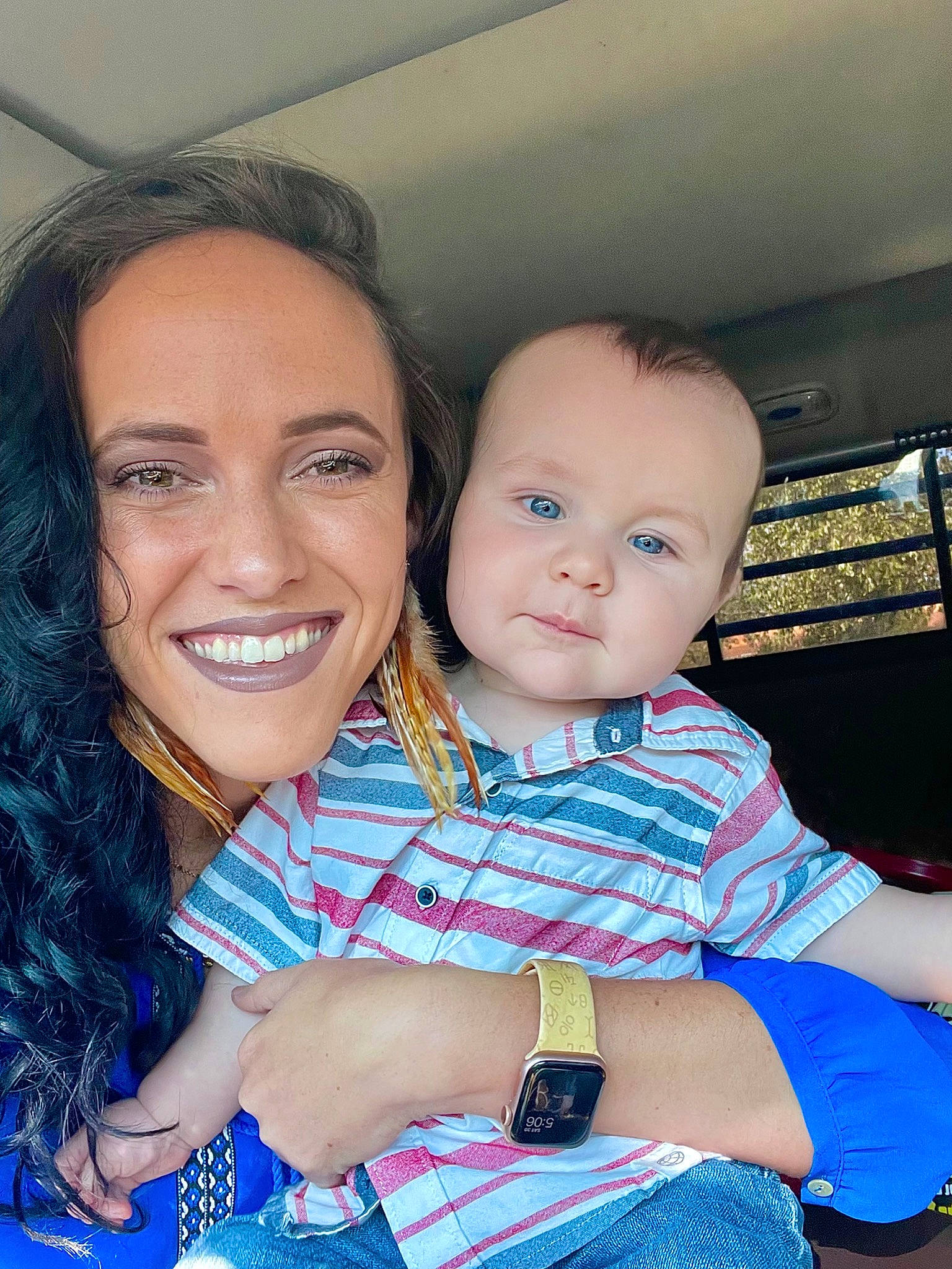 Swayde is registered to the contest to win money with this photo: arm, azure, beauty, blue, electric_blue, facial_expression, finger, flash_photography, fun, gesture, hand, happy, human, iris, joy, muscle, organ, person, skin, smile