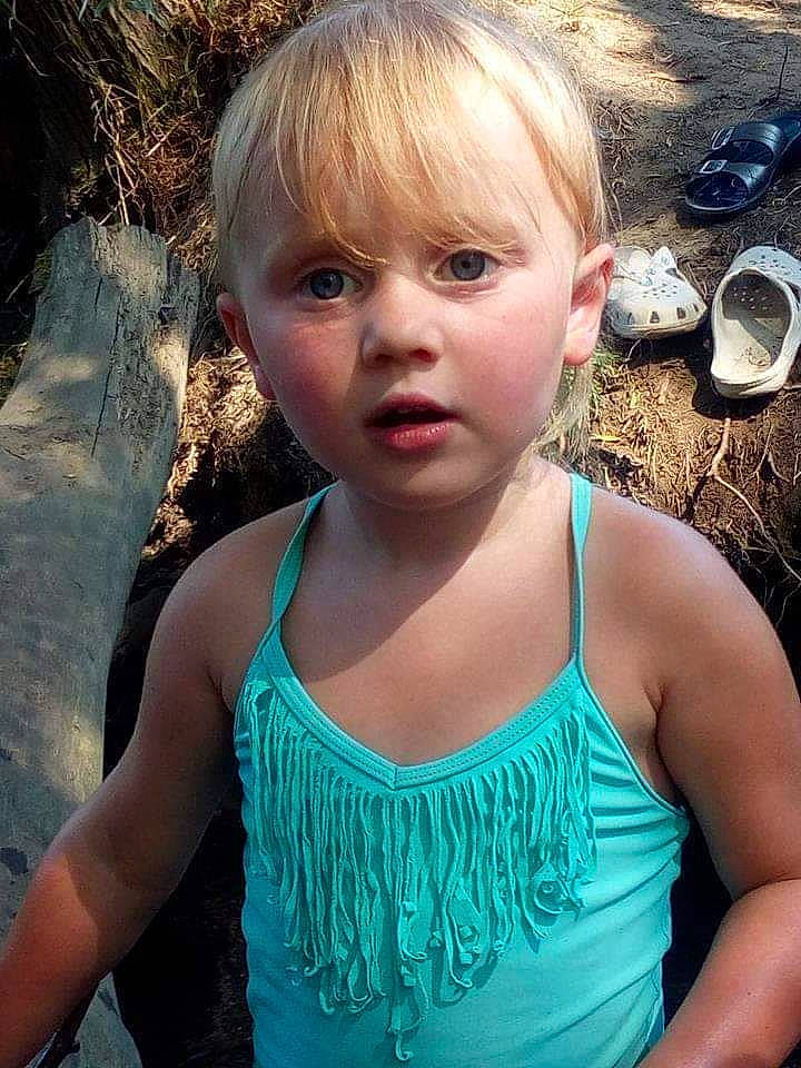 Luan a rejoint le concours — aidez-le/la à gagner de superbes lots ! blond, child, child_model, eye, face, fawn, hair, person, smile