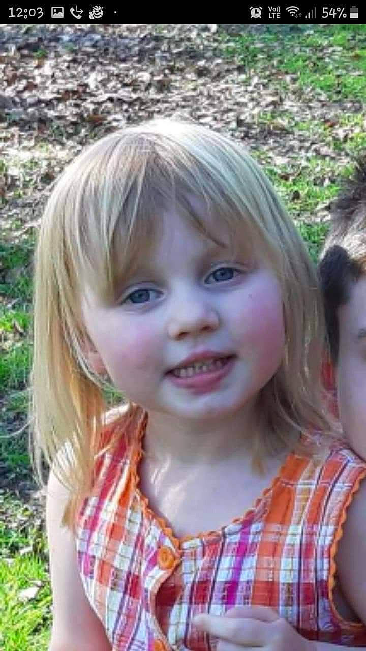 Luan participe au concours pour gagner de l'argent avec cette photo : blond, brown_hair, child, child_model, face, fawn, feathered_hair, grass, hair, hairstyle, layered_hair, lip, long_hair, nose, person, smile, toddler