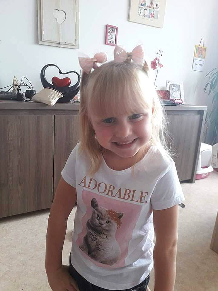 Luan a rejoint le concours — aidez-le/la à gagner de superbes lots ! arm, blond, child, daughter, ear, forehead, hair, hair_coloring, hairstyle, head, joy, long_hair, neck, person, shirt, shoulder, skin, sleeve, t_shirt, toddler