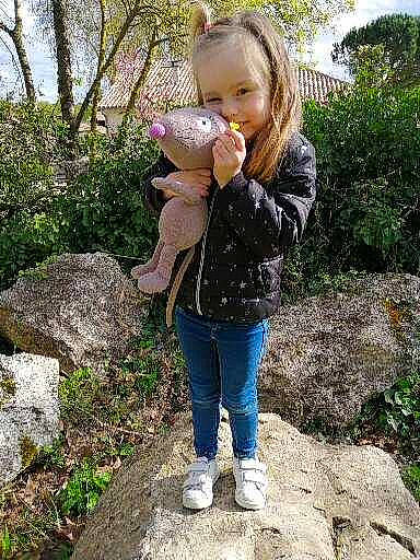 Charlotte a rejoint le concours — aidez-le/la à gagner de superbes lots ! blond, boot, botany, child, denim, face, fawn, fruit, garden, grass, happy, jacket, jeans, leisure, people_in_nature, person, plant, sneakers, soil, toddler