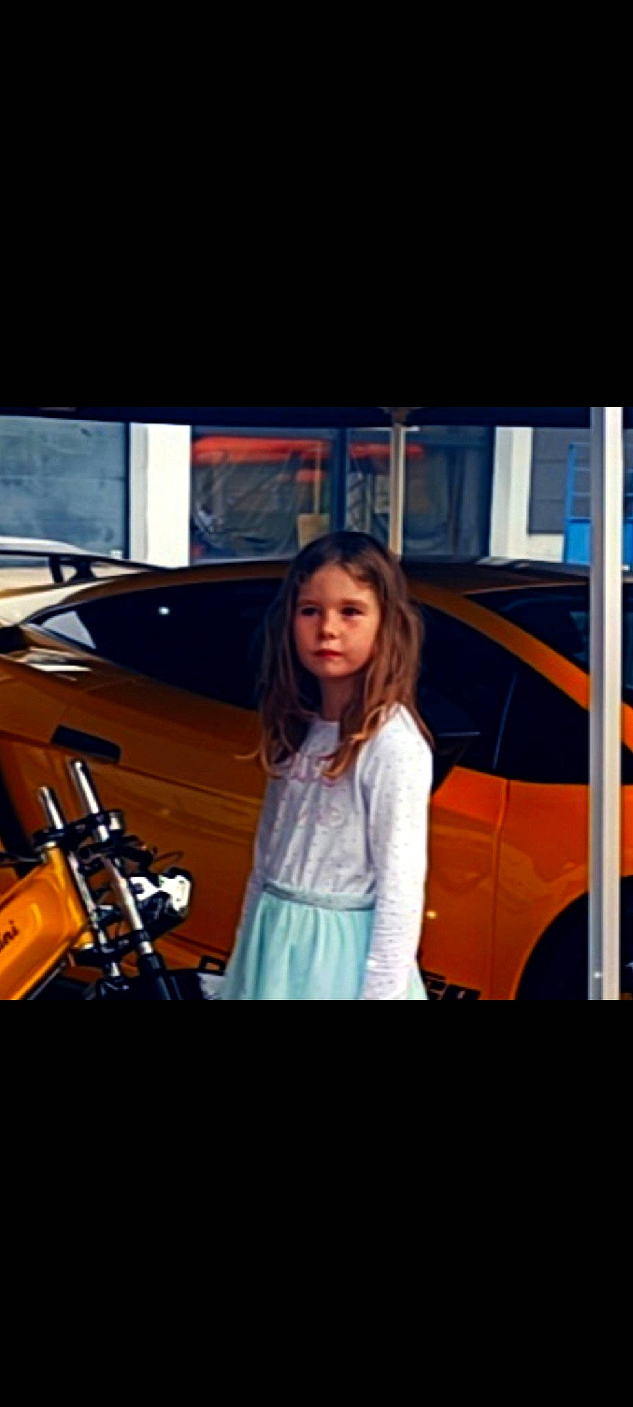 Kalyssia participe au concours pour gagner de l'argent avec cette photo : automotive_design, automotive_exterior, automotive_lighting, automotive_window_part, car, electric_blue, family_car, flash_photography, luxury_vehicle, mid_size_car, mode_of_transport, motor_vehicle, musical_instrument, person, personal_luxury_car, tints_and_shades, travel, vehicle, vehicle_door, violin_family