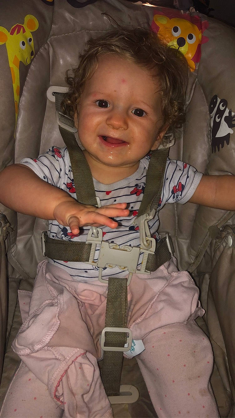 Alice a rejoint le concours — aidez-le/la à gagner de superbes lots ! arm, baby, baby_carriage, baby_products, bag, cheek, child, comfort, eye, face, finger, gesture, hand, happy, head, luggage_and_bags, person, skin, smile, thumb