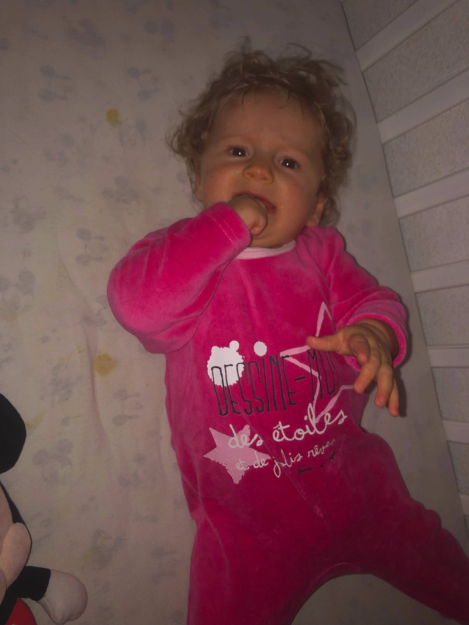 Alice a rejoint le concours — aidez-le/la à gagner de superbes lots ! baby, baby_toddler_clothing, cheek, eye, face, finger, fun, gesture, hairstyle, happy, lip, magenta, mouth, nose, person, pink, skin, sleeve, smile, thumb