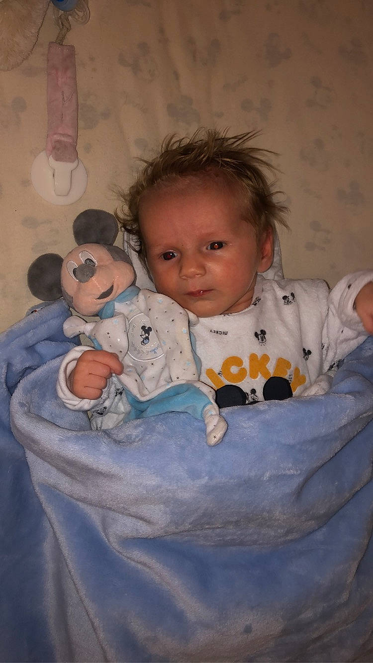 Alice participe au concours pour gagner de l'argent avec cette photo : baby, baby_toddler_clothing, beauty, cheek, child, chin, comfort, eye, face, facial_expression, fun, happy, iris, mouth, nose, people, person, room, sitting, skin