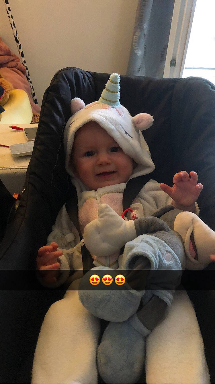 Alice a rejoint le concours — aidez-le/la à gagner de superbes lots ! arm, baby, baby_carriage, baby_in_car_seat, baby_products, car_seat, cheek, child, comfort, eye, finger, hand, headwear, health_care, lap, mouth, person, service, skin, thigh