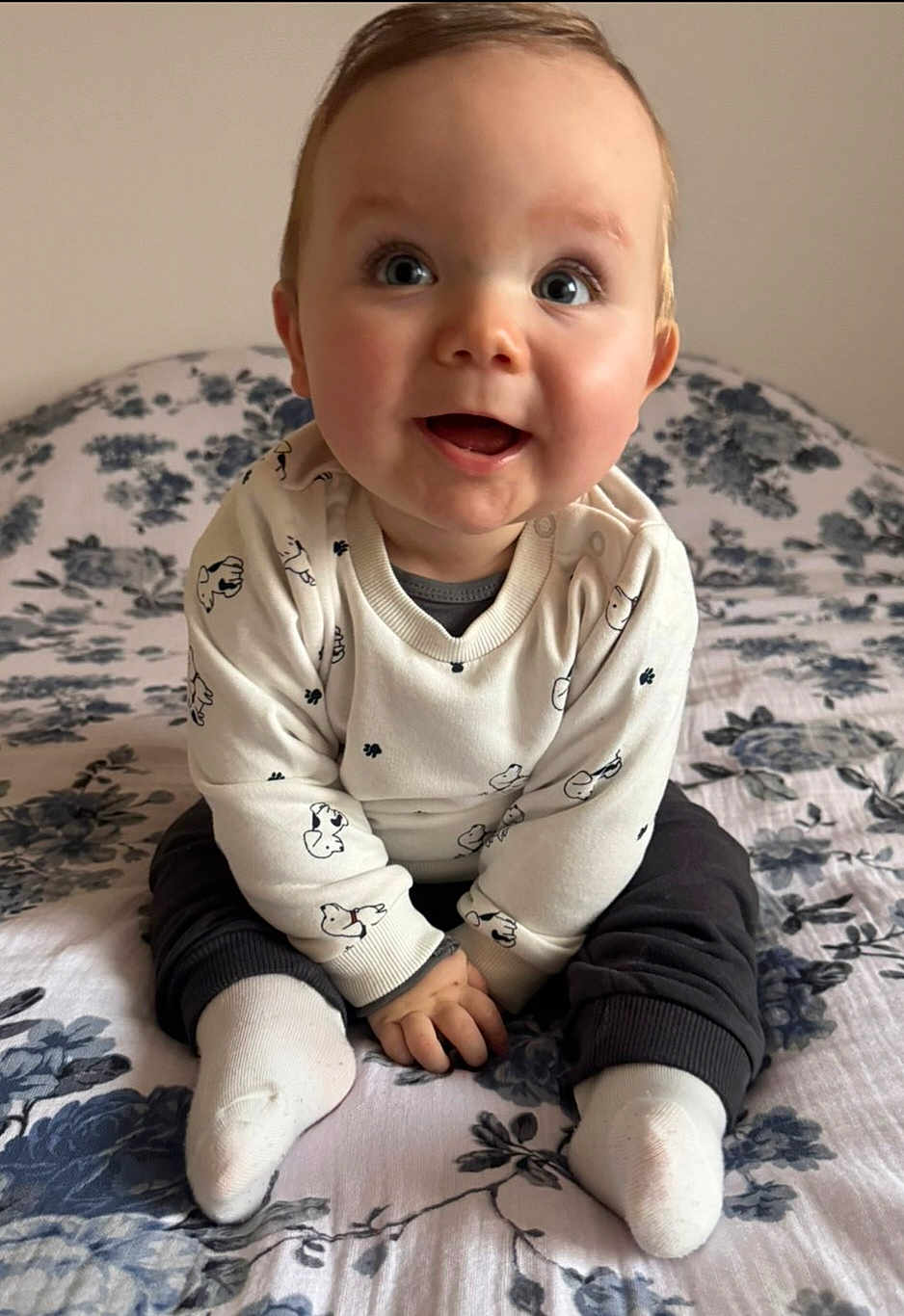 Louka a rejoint le concours — aidez-le/la à gagner de superbes lots ! baby, child, infant, smiling, sitting, bed, blanket, clothing, socks, cute, happy, portrait, indoor, face, hands, blue, white, pattern, cozy, young