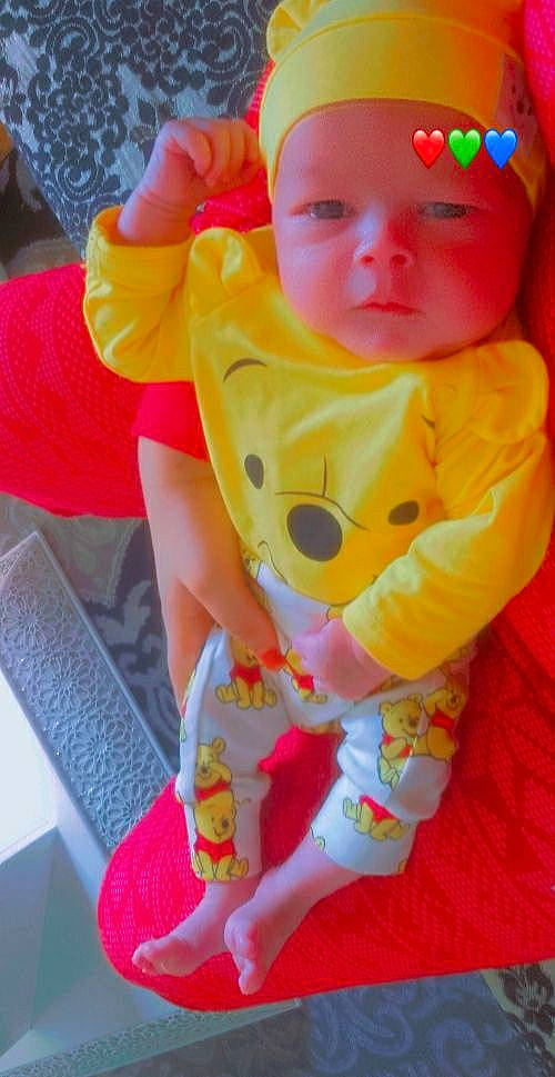 Amir a rejoint le concours — aidez-le/la à gagner de superbes lots ! baby, baby_products, baby_toddler_clothing, baby_toys, bib, carmine, cheek, child, eye, fun, happy, headwear, magenta, person, pink, stuffed_toy, toddler, toy