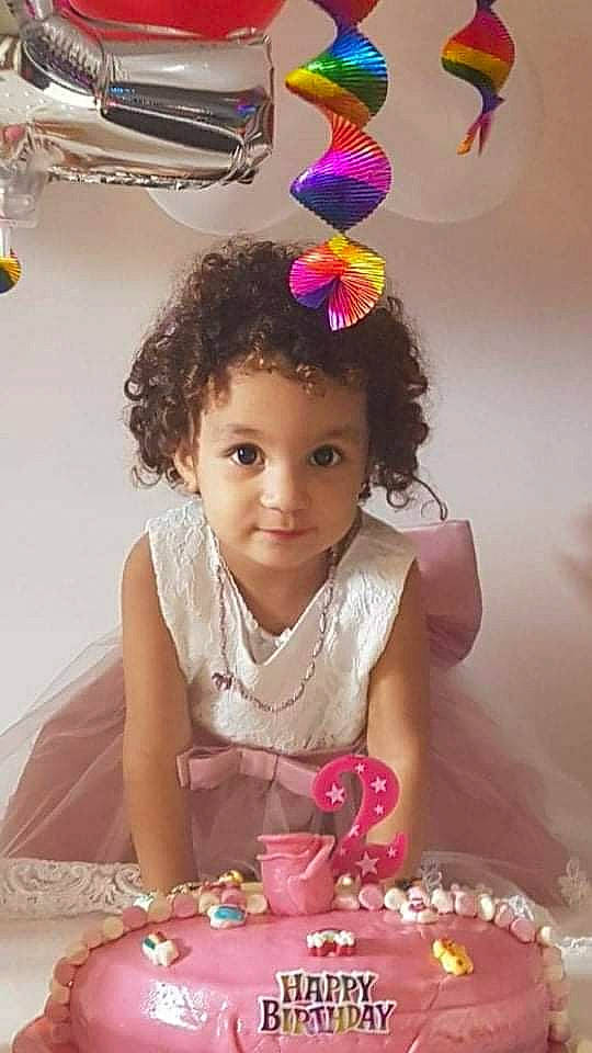 Yasmine participe au concours pour gagner de l'argent avec cette photo : baby_toddler_clothing, beauty, birthday, cake, cake_decorating, child, dress, event, face, fun, happy, headpiece, icing, magenta, person, photograph, pink, snapshot, toddler, white