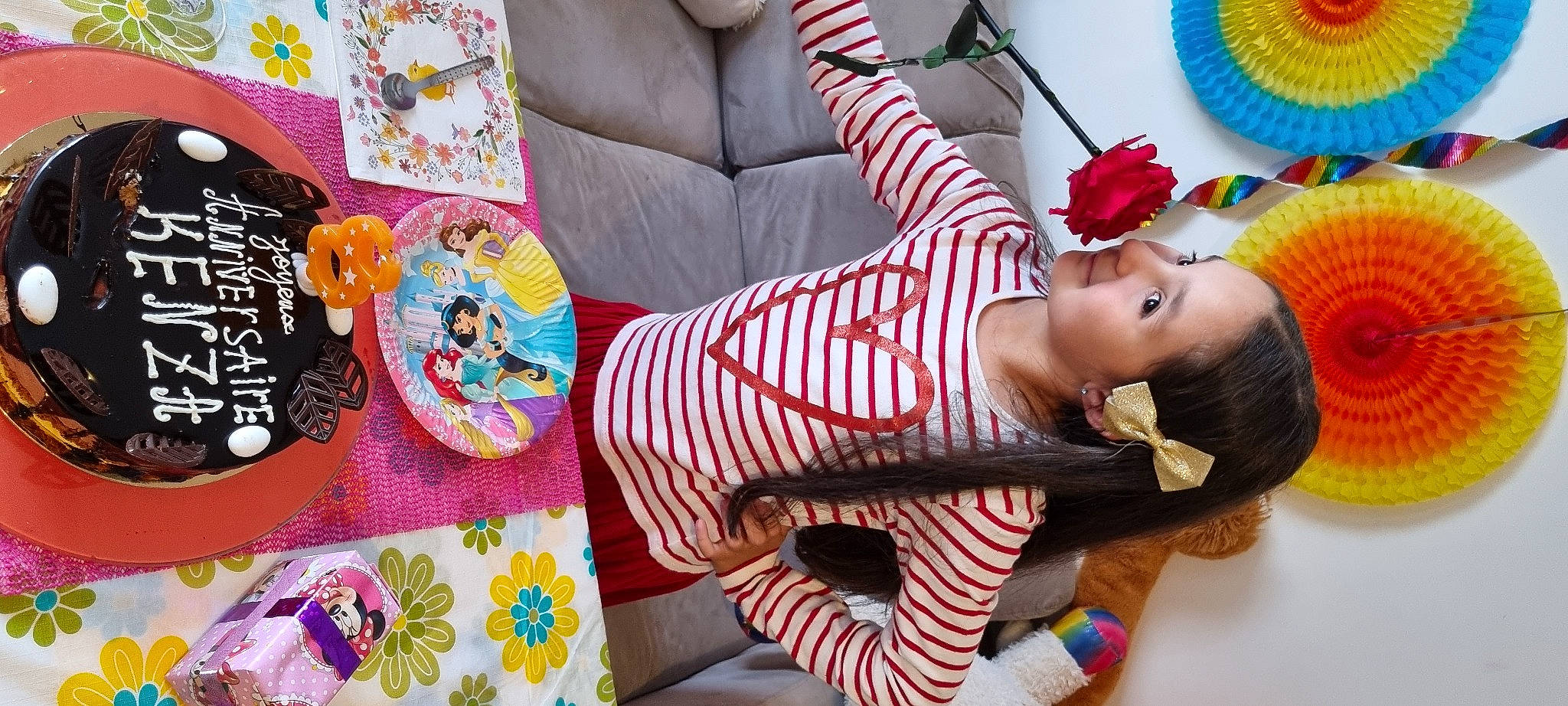 Kenza participe au concours pour gagner de l'argent avec cette photo : child, comfort, couch, fashion_accessory, green, happy, human_leg, joy, linens, magenta, mechanical_fan, pattern, person, pillow, pink, purple, room, studio_couch, textile, thigh