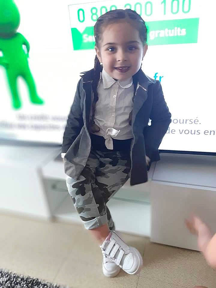 Siham a rejoint le concours — aidez-le/la à gagner de superbes lots ! blazer, child, electric_blue, fashion_design, flooring, formal_wear, fun, gadget, green, joint, joy, knee, person, product, sleeve, smile, standing, street_fashion, technology, toddler