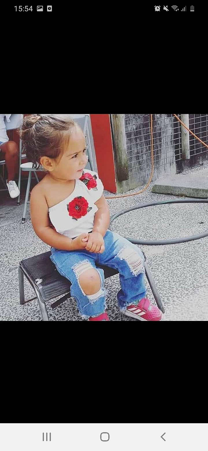 Siham participe au concours pour gagner de l'argent avec cette photo : baby, beauty, chair, child, cool, fountain, happy, human_leg, jeans, knee, leg, leisure, magenta, person, plant, sandal, shoe, shorts, sneakers, thigh