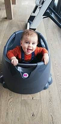 Maho a rejoint le concours — aidez-le/la à gagner de superbes lots ! auto_part, automotive_design, automotive_exterior, baby, baby_carriage, baby_in_car_seat, baby_products, baby_toddler_clothing, bumper, car_seat, comfort, face, happy, head, motor_vehicle, person, smile, steering_wheel, toddler, vehicle