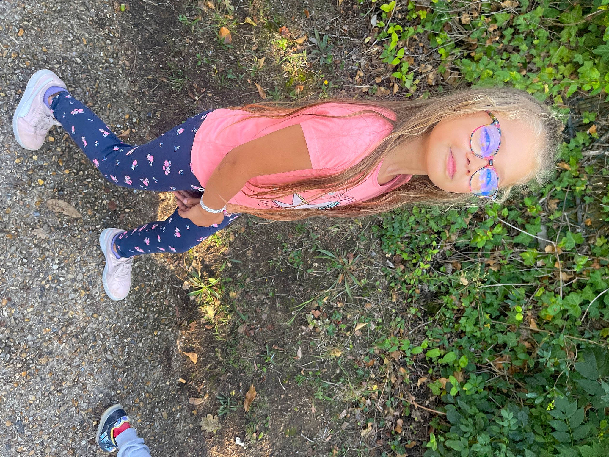 Kyara a rejoint le concours — aidez-le/la à gagner de superbes lots ! asphalt, electric_blue, foot, fun, grass, happy, hat, human_leg, knee, landscape, leg, leisure, people_in_nature, person, plant, road_surface, shadow, shrub, soil, thigh