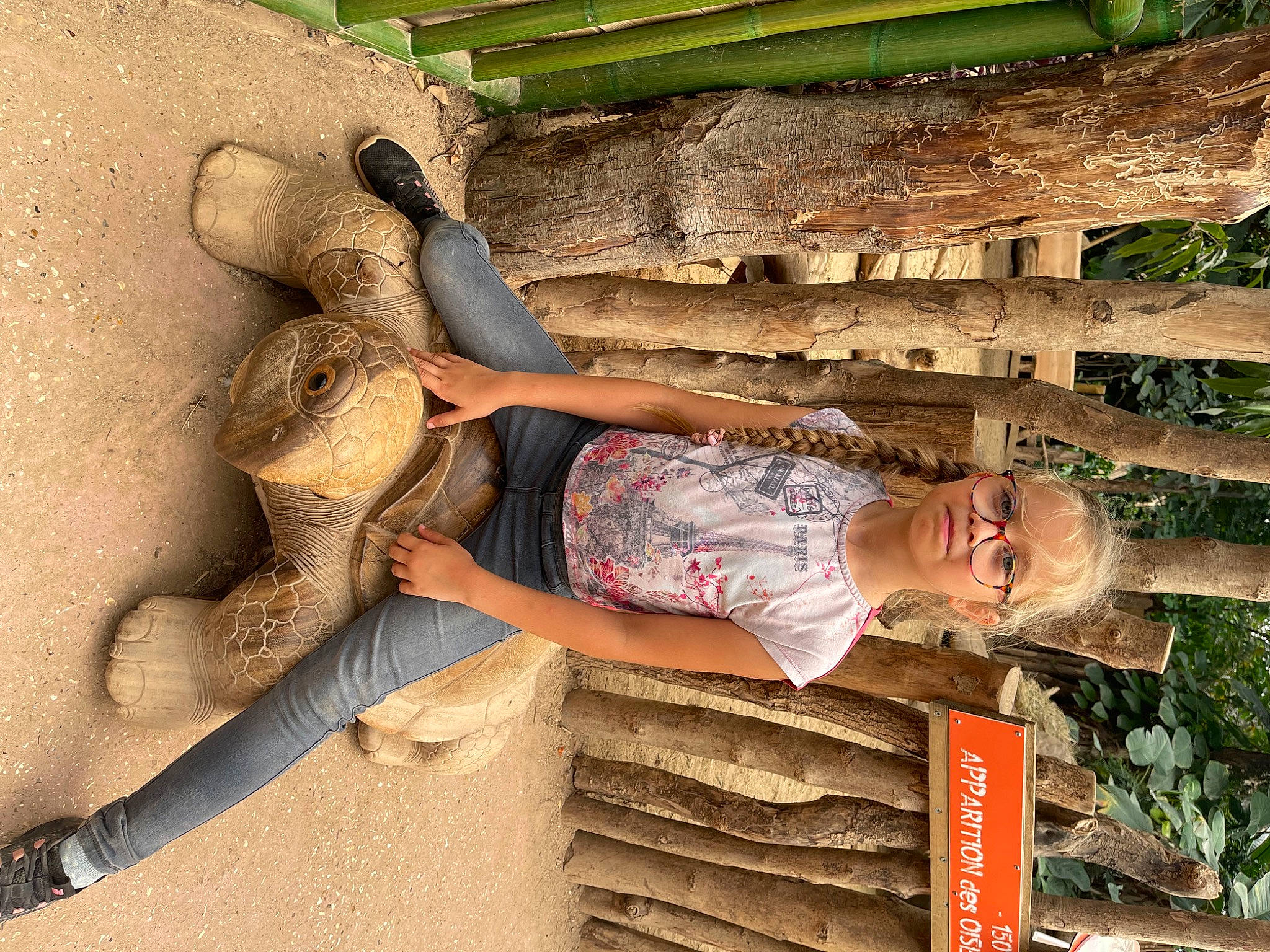 Kyara a rejoint le concours — aidez-le/la à gagner de superbes lots ! adaptation, flesh, flip_flops, foot, grass, human_leg, leisure, people_in_nature, person, plant, sandal, shorts, sitting, soil, thigh, toe, tree, trunk, waist, wood