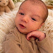 Maël a rejoint le concours — aidez-le/la à gagner de superbes lots ! baby, baby_boy, beige_clothing, blanket, closeup, cozy, cute, decor, face, hand, indoors, infant, newborn, plush_toy, portrait, rabbit, resting, sleepy, soft_texture, tender_moment